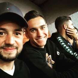 FOTO – “Avanti Napoli!”, Younes e Meret sorridono in tribuna dal San Paolo