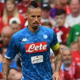 FOTO – La SSC Napoli si complimenta con Hamsik per il record di presenze: “Grande capitano!”