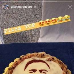 FOTO – “Pizza top!”, Allan ringrazia per la bellissima sorpresa ricevuta oggi