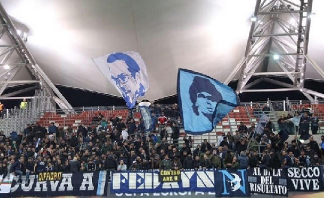 “Sarri al Chelsea solo per i soldi”. I tifosi del Napoli intervengono in difesa del mister!