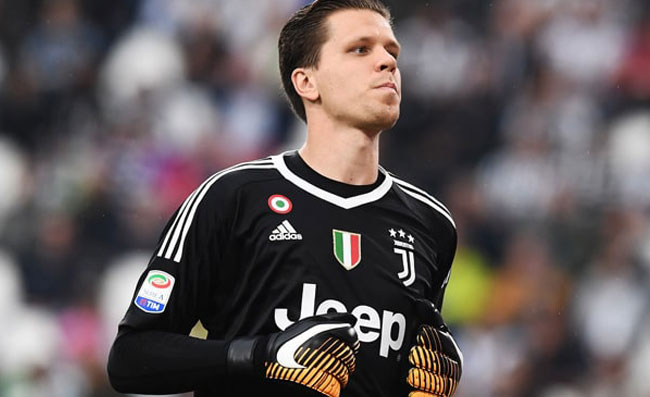 Szczesny: “Ti hanno puntato una pistola alla testa”. Milik: “Non è vero, Napoli città normale”