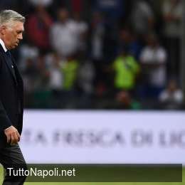 Tra il 3-5-2 e il 4-4-2, Ancelotti ricorre al cosiddetto ‘tre e mezzo’: una mossa per mantenere i centrali bloccati