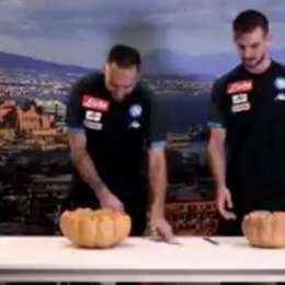 VIDEO – Esilarante sfida per Halloween: Fabiàn sfida Ospina ‘all’ultima zucca’