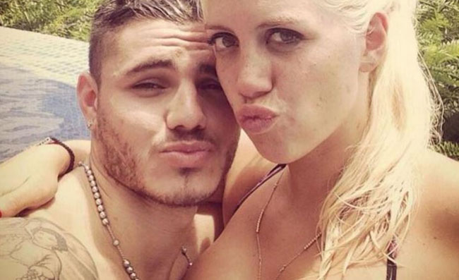 FOTO – Icardi si tocca le parti basse, la frase di Wanda Nara infiamma il web