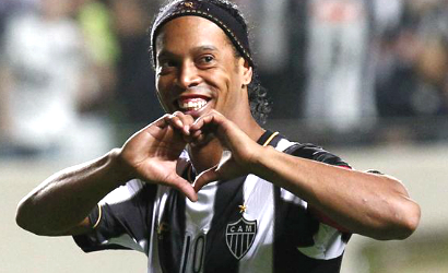 Ronaldinho nei guai, scoppia il caso in Brasile: passaporto ritirato a lui e al fratello