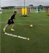 VIDEO – “Te l’ho detto, ho il piede caldo!”. Mertens scatenato su punizione in allenamento: “Poi ti spiego come si fa…”