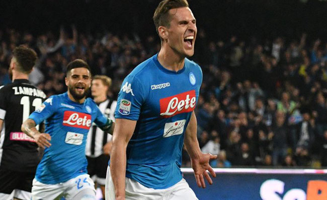 GAZZETTA – Napoli continua a discutere Milik. Ci sono due correnti di pensiero. I paragoni con Cavani