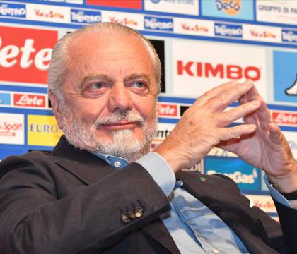 A Napoli i tifosi fischiano la contestazione a De Laurentiis