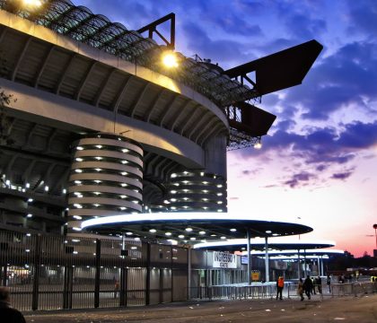 Abbattere San Siro per il nuovo stadio, i tifosi protestano