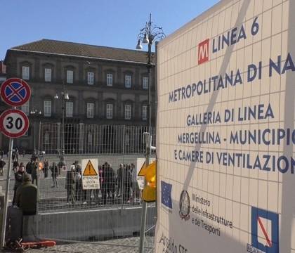 Il Sole 24 Ore: “Napoli, la querelle sulle griglie mette a rischio 98 milioni per la linea 6 della metro”