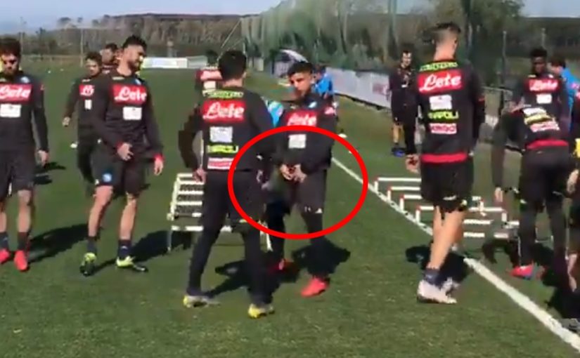 Insigne aspetta la Juve e fa il gesto di Simeone in allenamento