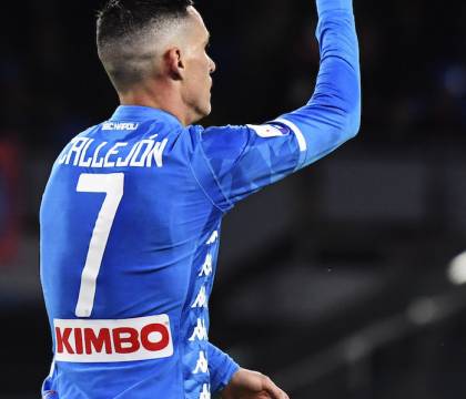 Callejon lancia la maglia ai tifosi del Napoli, gliela restituiscono