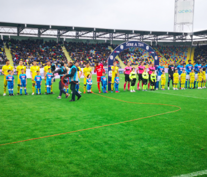 Coro dei tifosi del Frosinone contro De Laurentiis