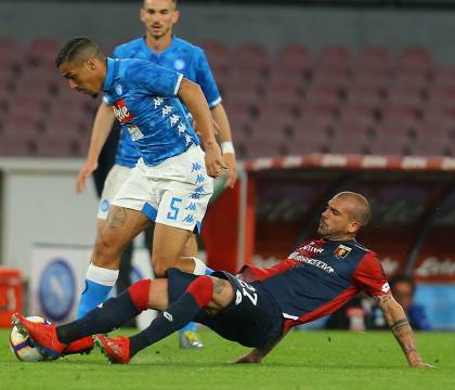 Il Napoli non riesce a battere il Genoa in dieci. E giovedì c’è l’Arsenal