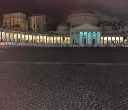 Striscione degli Ultrà contro De Laurentiis in Piazza Plebiscito