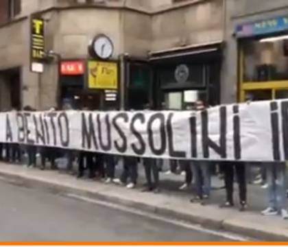 Striscione vergognoso dei laziali a Milano: ‘Onore a Benito Mussolini’