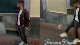 Insigne show nei vicoli di Napoli: sorrisi e palleggi con i bimbi