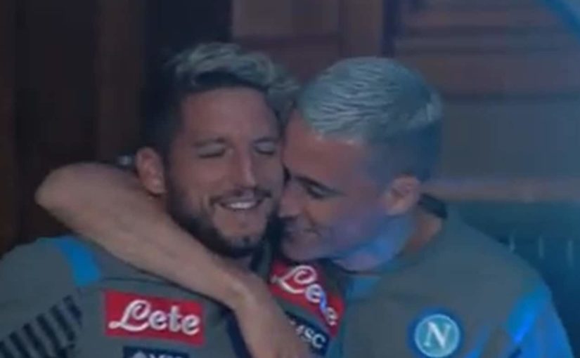 Napoli, Mertens show a Dimaro: canta “O surdato ‘nnammurato” con Callejon