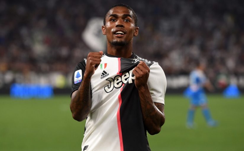 Douglas Costa provoca i tifosi del Napoli, il video suscita polemiche sul web