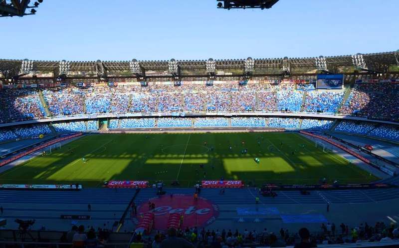 Nel nuovo San Paolo tanti tifosi stranieri, si rivedono anche le famiglie con i bambini.