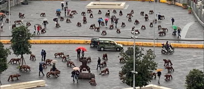 Napoli, i cento lupi di Liu Ruowang in piazza Municipio fino al 31 marzo 2020