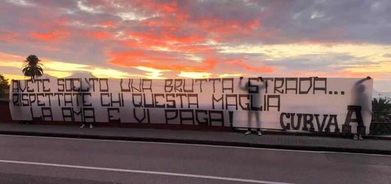 Striscioni contro il Napoli, la Curva A: “Avete scelto una brutta strada”