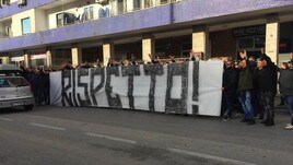 Napoli, la contestazione dei tifosi: “Giocatori mercenari”