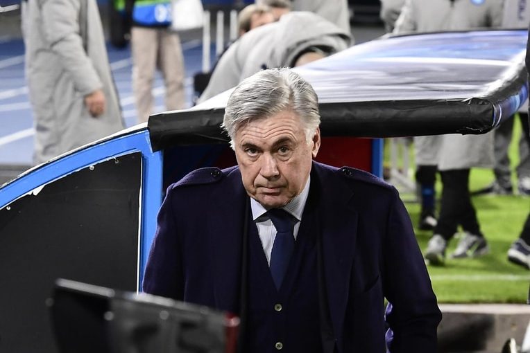 Napoli, Ancelotti pettinato dalle bambole