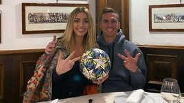 Napoli, Milik festeggia la tripletta a cena con la moglie e il pallone