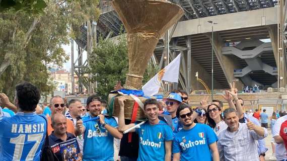 Questa è la maglia EA7 che celebra lo scudetto del Napoli, la divisa  ufficiale della festa azzurra