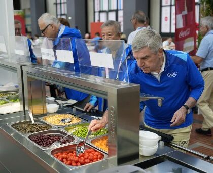 Alle Olimpiadi cibo razionato e di bassa qualità. Gli atleti inglesi si cucinano per non andare a mensa (Times)