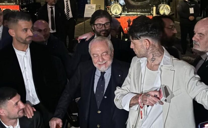 Il mago Jey Lillo lascia senza parole De Laurentiis con un trucco di magia | FOTO