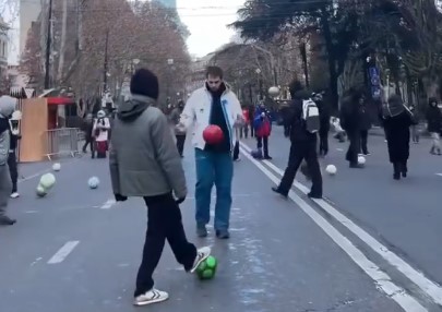 La Georgia di Kvara elegge Presidente un ex calciatore. In piazza protestano giocando a pallone (VIDEO)