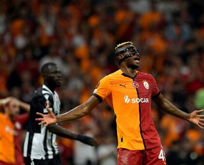 L’allenatore del Galatasaray: «Osimhen? È altruista, gioca per la squadra. Faremo di tutto per trattenerlo»