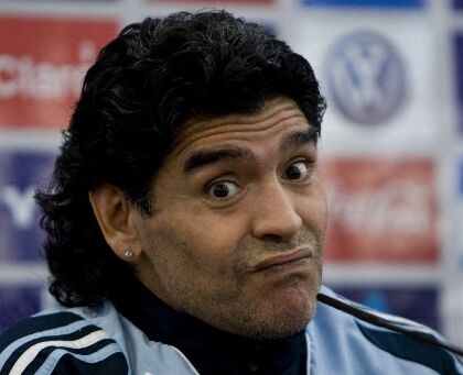 Una ciocca di capelli di Maradona all’asta per circa 40.000 euro. L’esperto: «È mitomania»